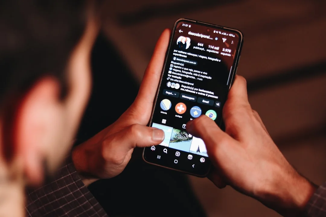 Une personne planifie du contenu sur un calendrier, dans un cadre intérieur chaleureux.
